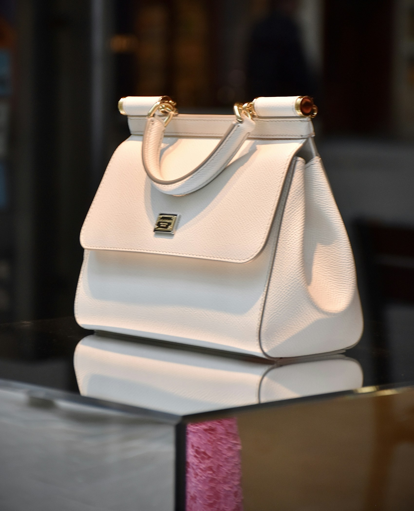 Bolso de lujo pre-loved fotografiado en penumbra