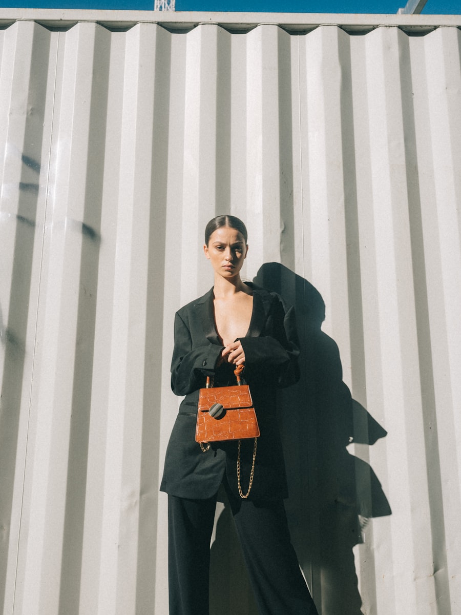 Retrato editorial con cartera