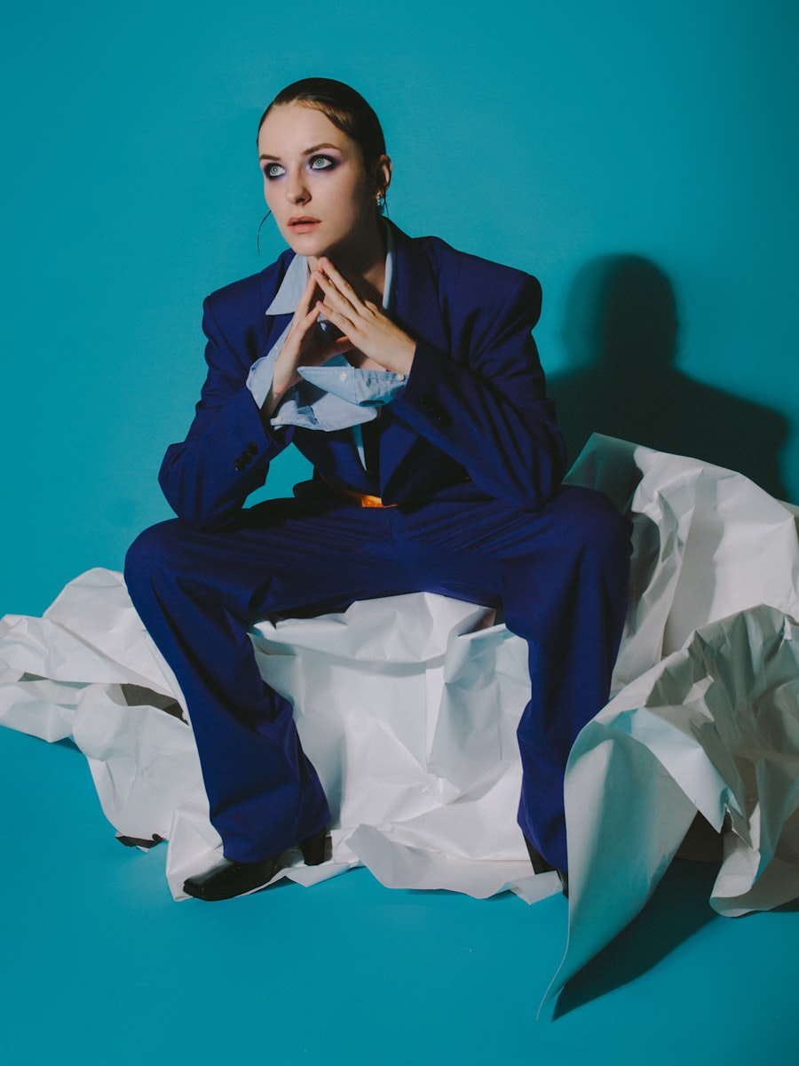 Editorial con guantes de cuero
